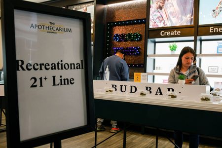 tagreuters.com2022binary_LYNXNPEI3K135-VIEWIMAGE