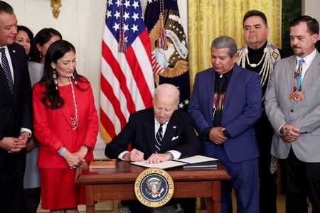 tagreuters.com2025binary_LYNXMPEL0E012-VIEWIMAGE