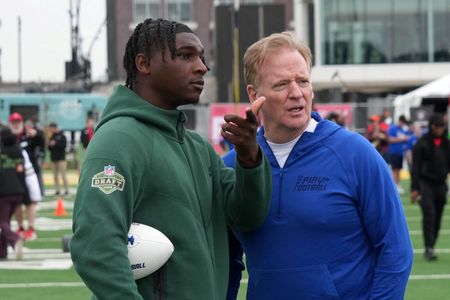 tagreuters.com2025binary_LYNXMPEL3N0QF-VIEWIMAGE