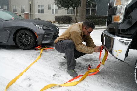 tagreuters.com2025binary_LYNXNPEL0K12U-VIEWIMAGE