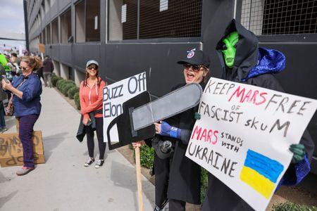 tagreuters.com2025binary_LYNXNPEL2018B-VIEWIMAGE