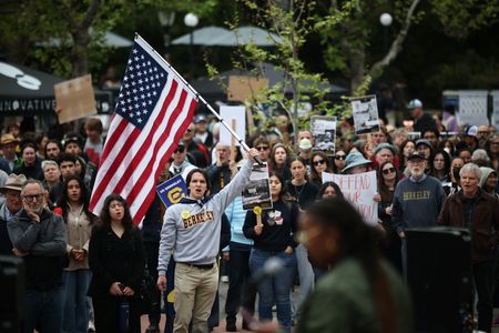 tagreuters.com2025binary_LYNXMPEL3G160-VIEWIMAGE