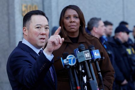 tagreuters.com2025binary_LYNXNPEL301Y9-VIEWIMAGE