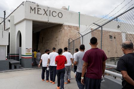 tagreuters.com2022binary_LYNXMPEI9H0ZW-VIEWIMAGE