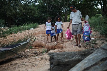 tagreuters.com2025binary_LYNXMPEL9U0LF-VIEWIMAGE