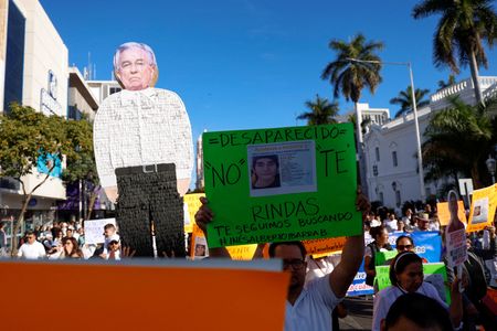 tagreuters.com2025binary_LYNXNPEL0U0XL-VIEWIMAGE