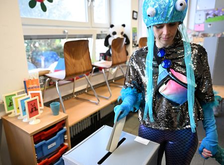 tagreuters.com2025binary_LYNXNPEL1M056-VIEWIMAGE