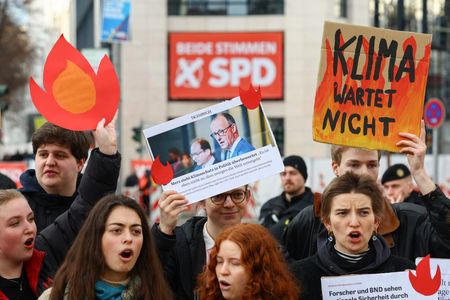 tagreuters.com2025binary_LYNXNPEL1M06I-VIEWIMAGE