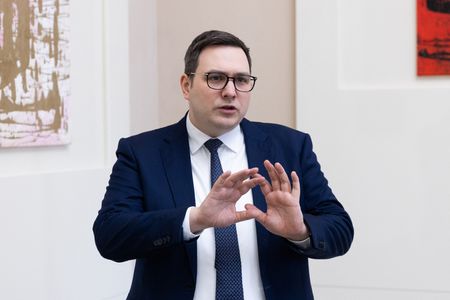 tagreuters.com2025binary_LYNXNPEL24099-VIEWIMAGE