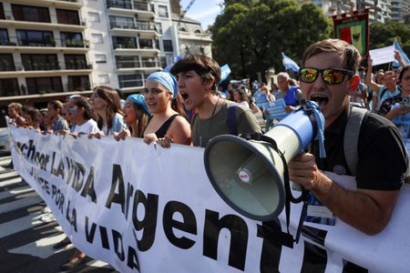 tagreuters.com2025binary_LYNXNPEL2510R-VIEWIMAGE