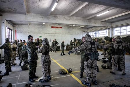 tagreuters.com2025binary_LYNXNPEL260PB-VIEWIMAGE