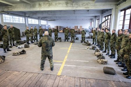 tagreuters.com2025binary_LYNXNPEL260PD-VIEWIMAGE