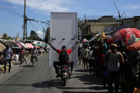 tagreuters.com2025binary_LYNXNPEL2P16B-VIEWIMAGE