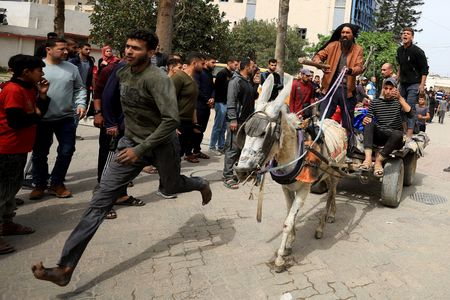 tagreuters.com2025binary_LYNXNPEL380QU-VIEWIMAGE