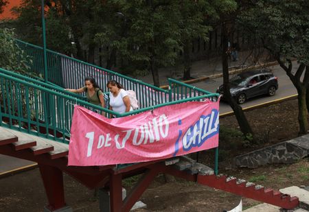 tagreuters.com2025binary_LYNXNPEL500FU-VIEWIMAGE