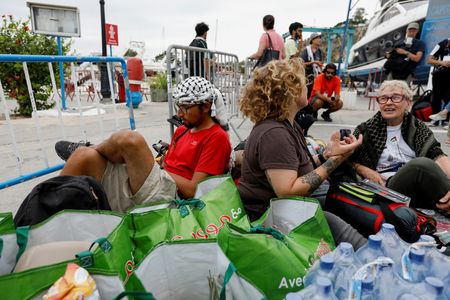 tagreuters.com2025binary_LYNXNPEL890PK-VIEWIMAGE