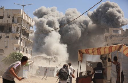 tagreuters.com2025binary_LYNXNPEL8D044-VIEWIMAGE